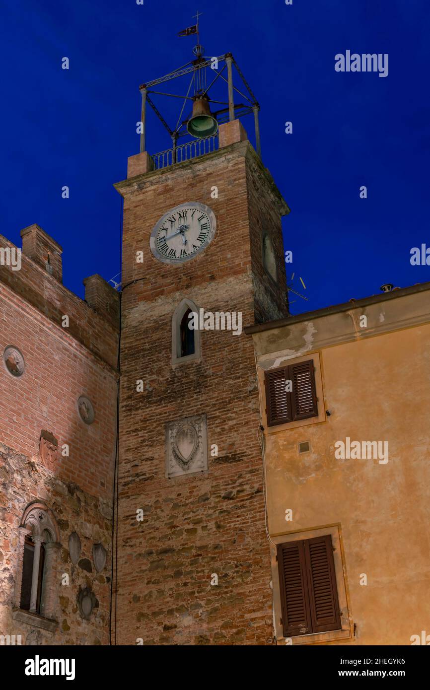 La antigua Torre Cívica de Lajatico, Pisa, Italia, al atardecer Foto de stock