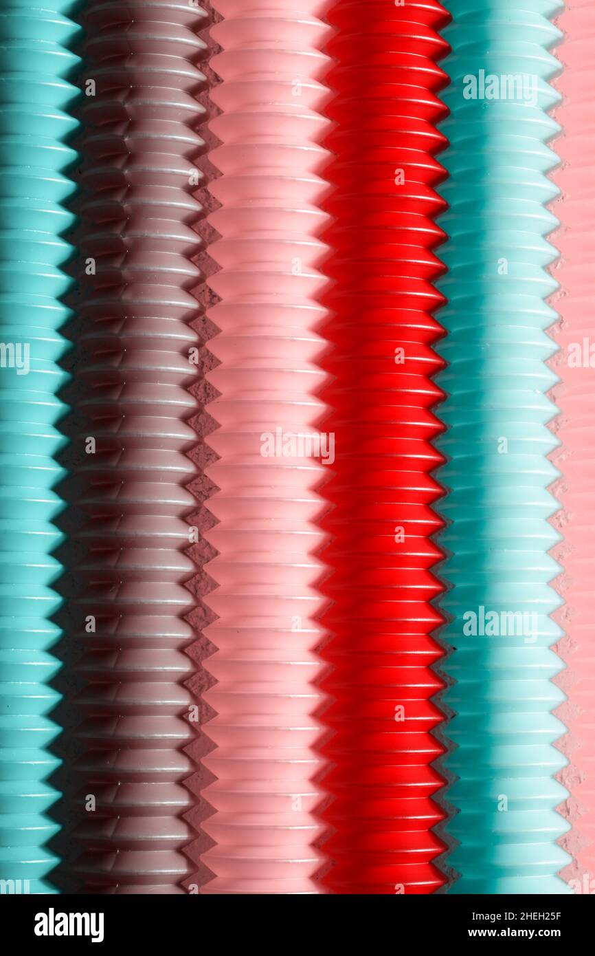 Colorido tubo antiestrés juguete sensorial en color retro. Juguete tendencia Foto de stock