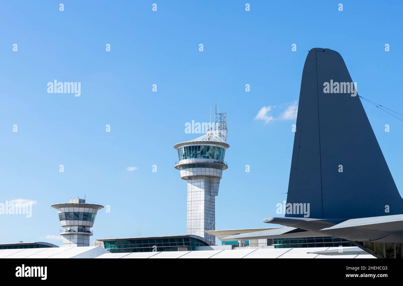 Vista de la torre de control del tráfico aéreo en el aeropuerto de Ataturk. Foto de stock