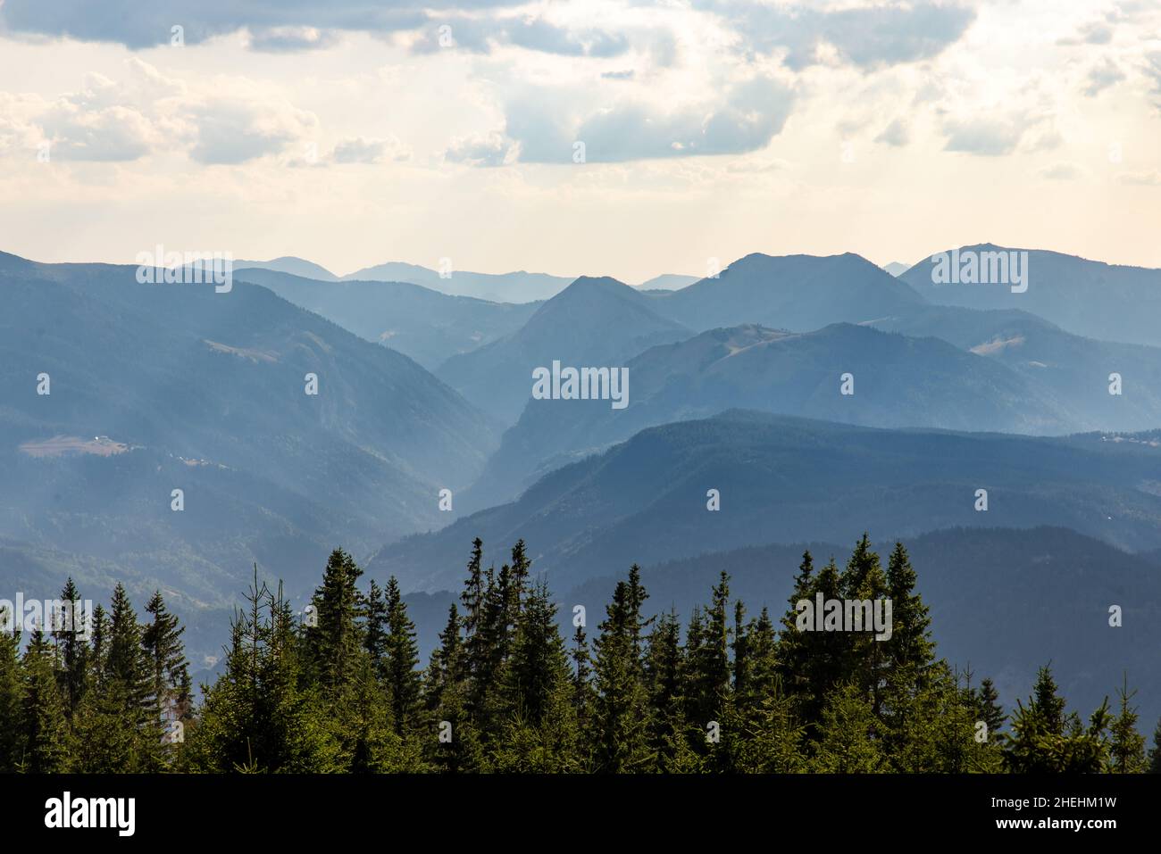 Vista desde el pico Hajla del valle y las montañas de Rugova y del parque nacional Prokletije en el norte de Kosovo, a lo largo de la frontera con Montenegro Foto de stock