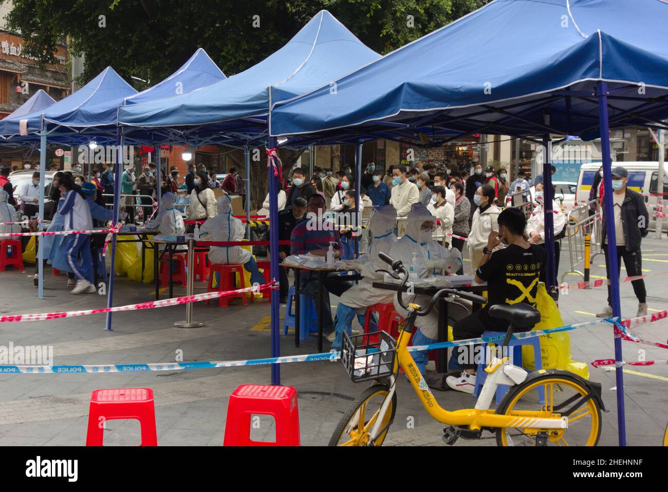 Colas en el sitio de pruebas masivas de Covid en Shenzhen, China Foto de stock