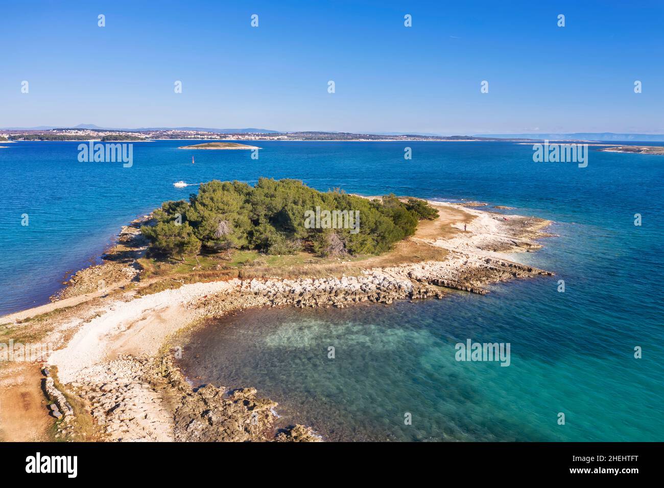 Un disparo aéreo con hermosos colores de la mitad de la isla Skoljic en el Cabo Kamenjak, Premantura, Istria, Croacia Foto de stock