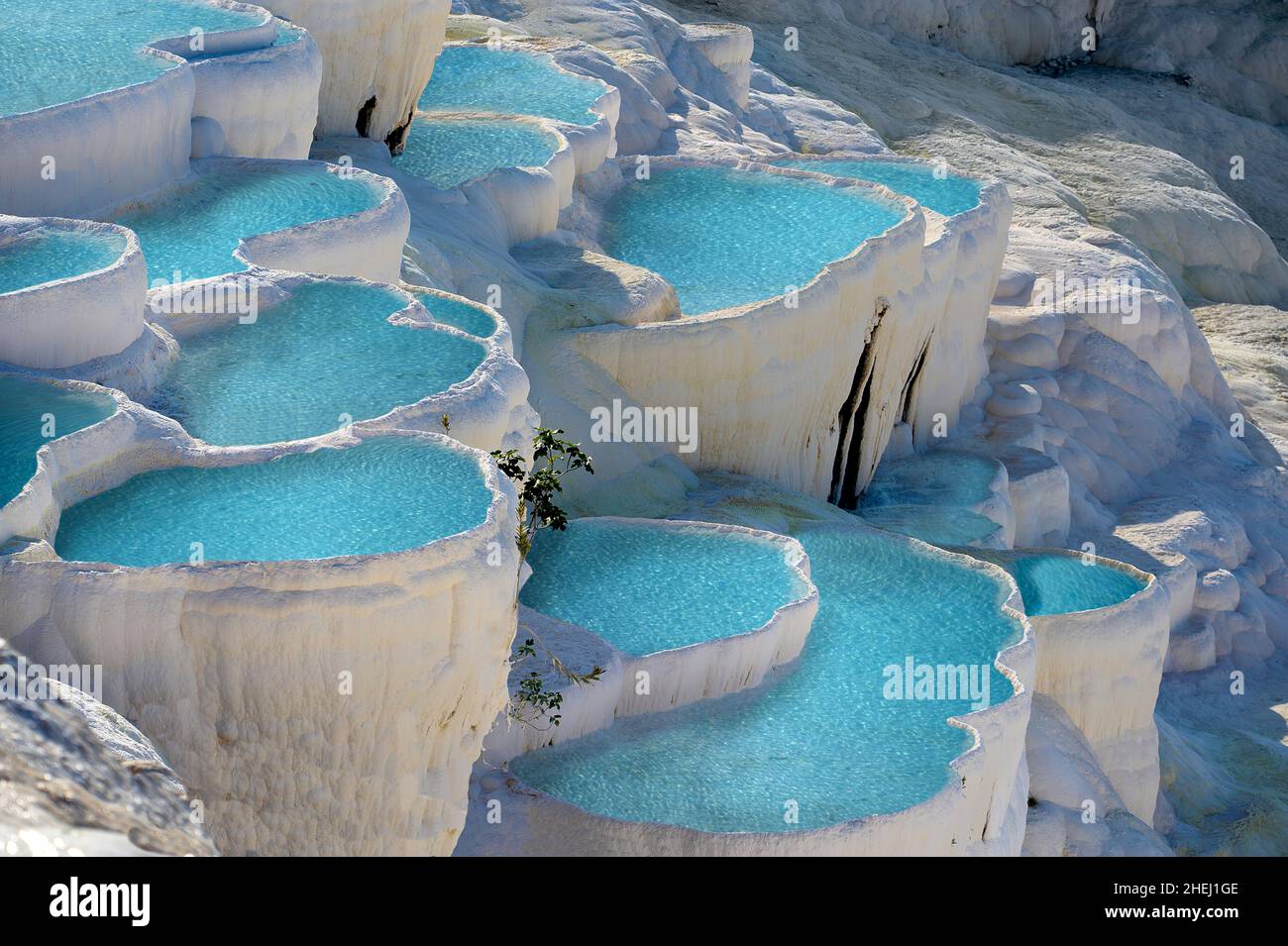 Piscinas de travertino de aguas termales de Pamukkale, Turquía. Las terrazas de Pamukkale están hechas de travertino, una roca sedimentaria depositada por agua mineral del calor Foto de stock