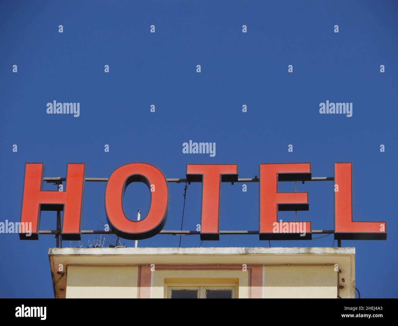 Señal de neón con la palabra Hotel Foto de stock