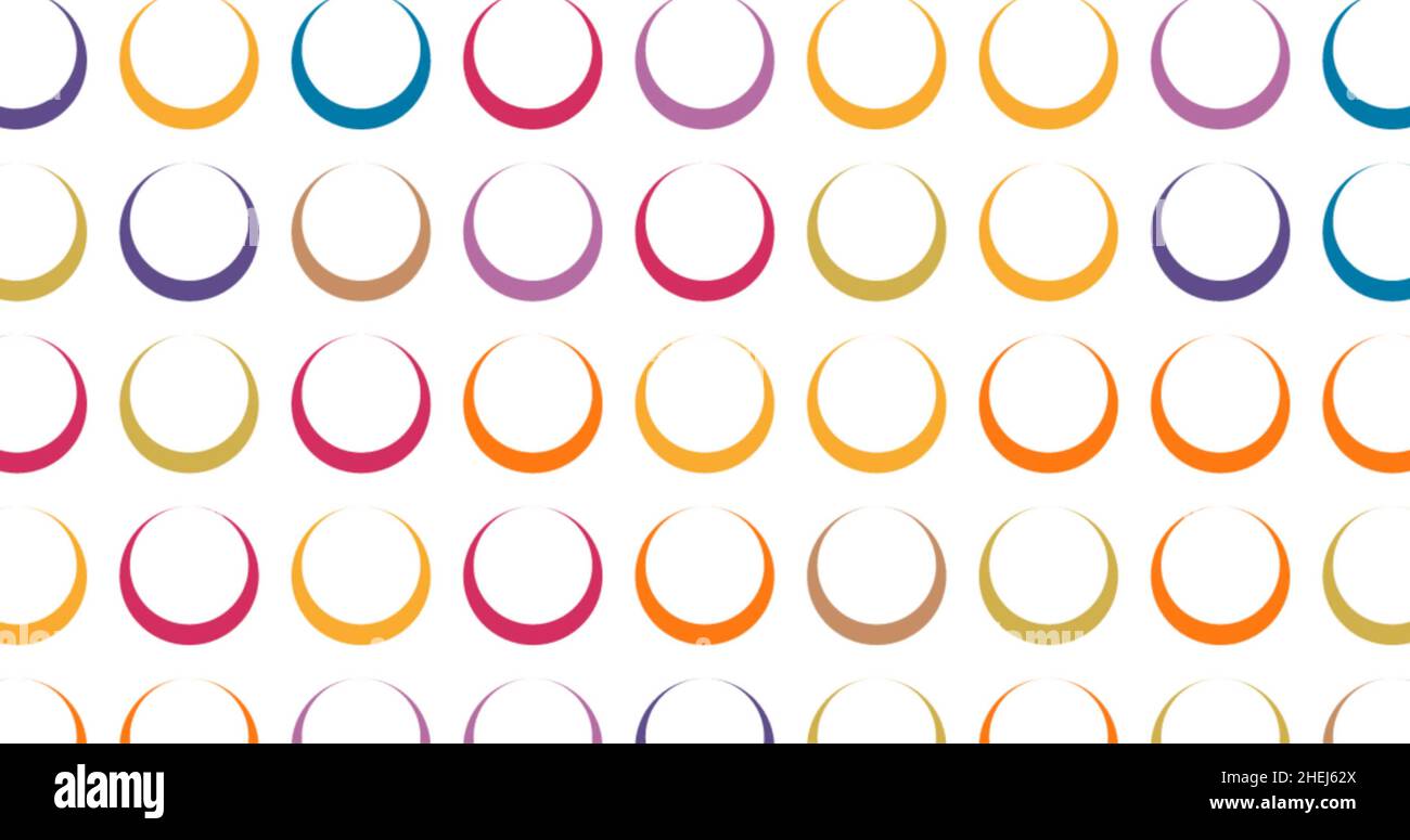 Imagen de múltiples líneas y círculos en movimiento de colores sobre fondo blanco Foto de stock