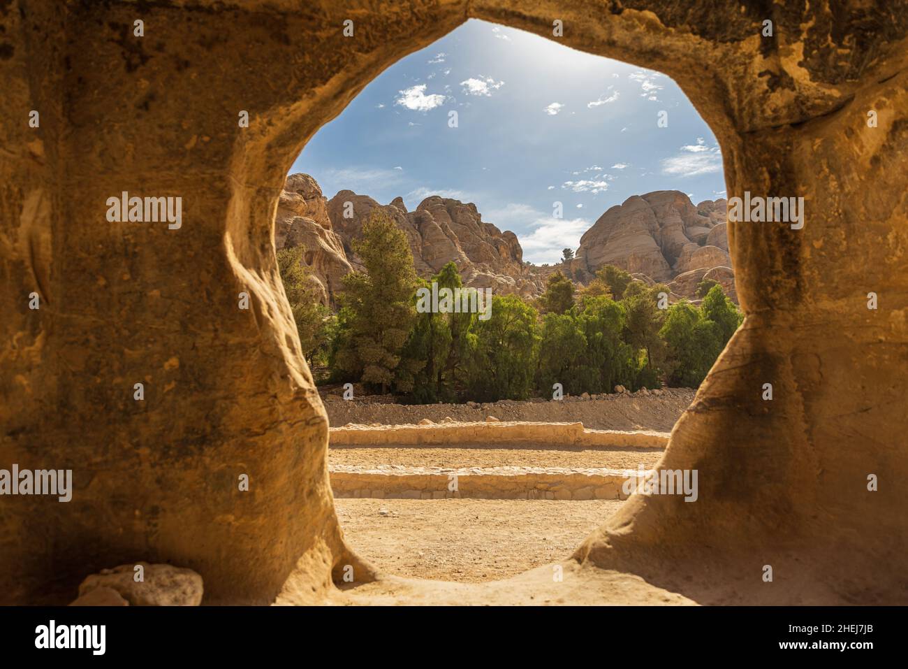 Las montañas de Petra vistas a través de la entrada de una antigua gruta Foto de stock