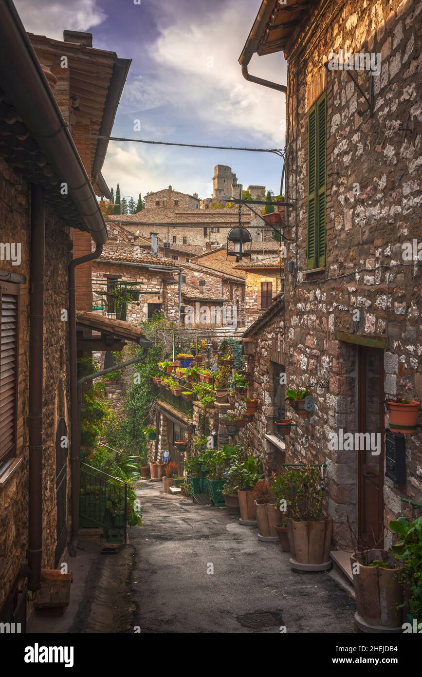 La calle Assisi y la fortaleza Rocca Maggiore. Perugia, Umbría, Italia. Foto de stock