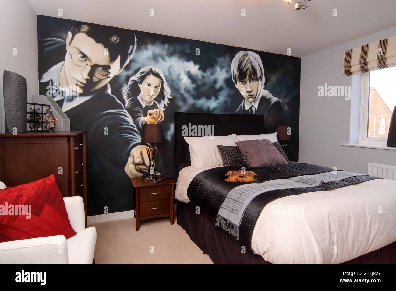 Harry Potter tema niños habitación infantil, tema blanco y negro, cama,  cojines, luz de cabecera, mural Fotografía de stock - Alamy