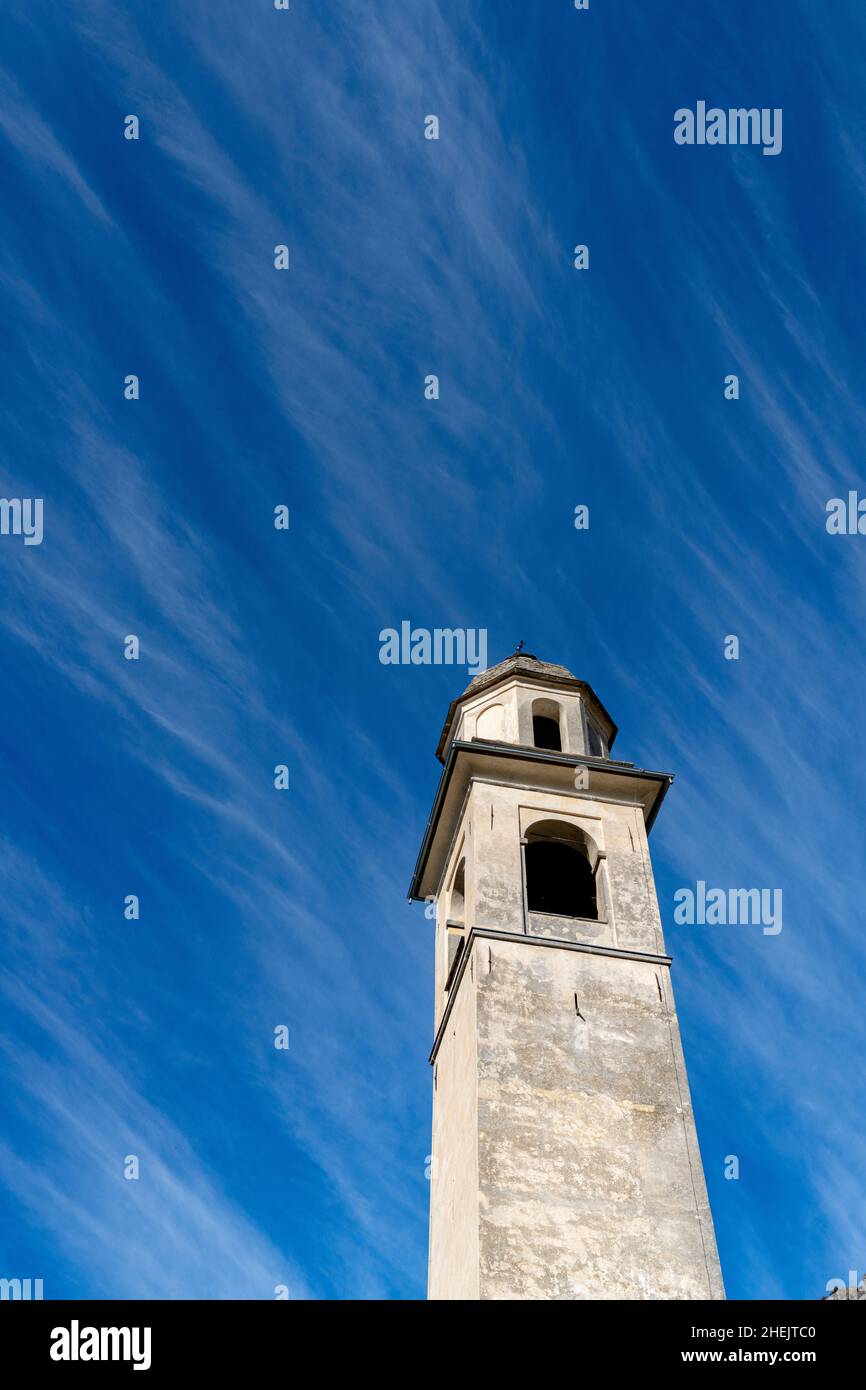 Sección alta del campanario contra el cielo azul, Soglio, Val Bregaglia, cantón de Graubunden, Suiza Foto de stock
