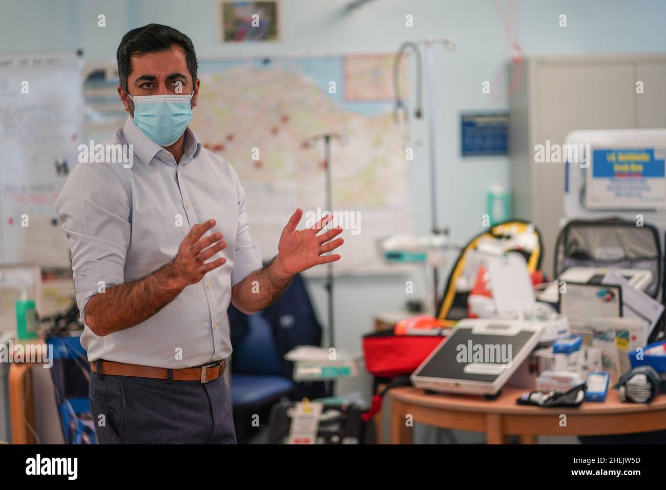 Humza Yousaf, Secretaria de Salud de Escocia, durante una visita al Hospital Liberton en Edimburgo, Escocia. El Sr. Yousaf discutió las herramientas de monitoreo remoto que ayudan a las personas con Covid a permanecer seguras en casa, así como una serie de pasos que se están poniendo en marcha para apoyar a la fuerza laboral de salud y cuidado y maximizar la capacidad. Fecha de la foto: Martes 11 de enero de 2022. Foto de stock