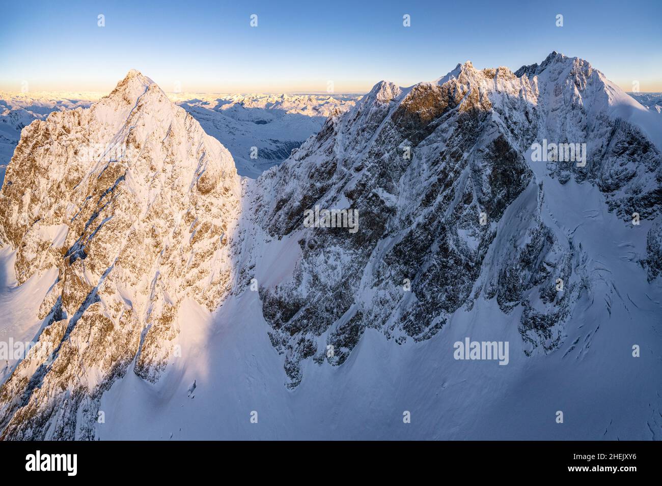 Panorámica aérea de Piz Roseg, Piz Scerscen, Piz Bernina cubierta de nieve, Valmalenco, Valtellina, Lombardía, Italia Foto de stock