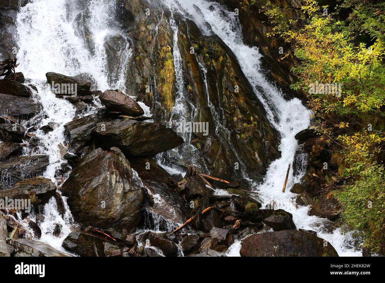 Südtirol, Salud, Bienestar, Wasserfall, Dolomitas, Meran , Bozen, lanza wildes Wasser stürzt von dem Berg und den Felsen herunter Foto de stock