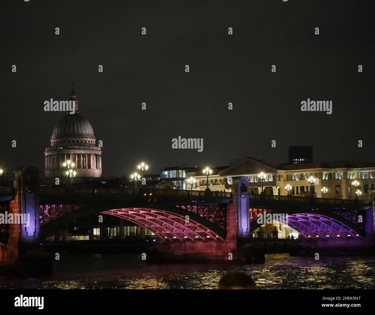 Waterloo Bridge por la noche con la Catedral de San Pablo en el fondo Foto de stock
