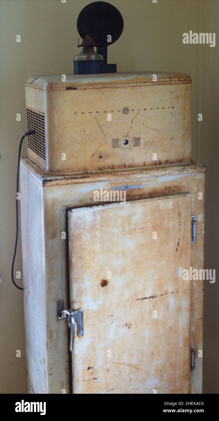 Antiguo refrigerador de porcelana GE en la cocina de 1940 Fotografía de  stock - Alamy