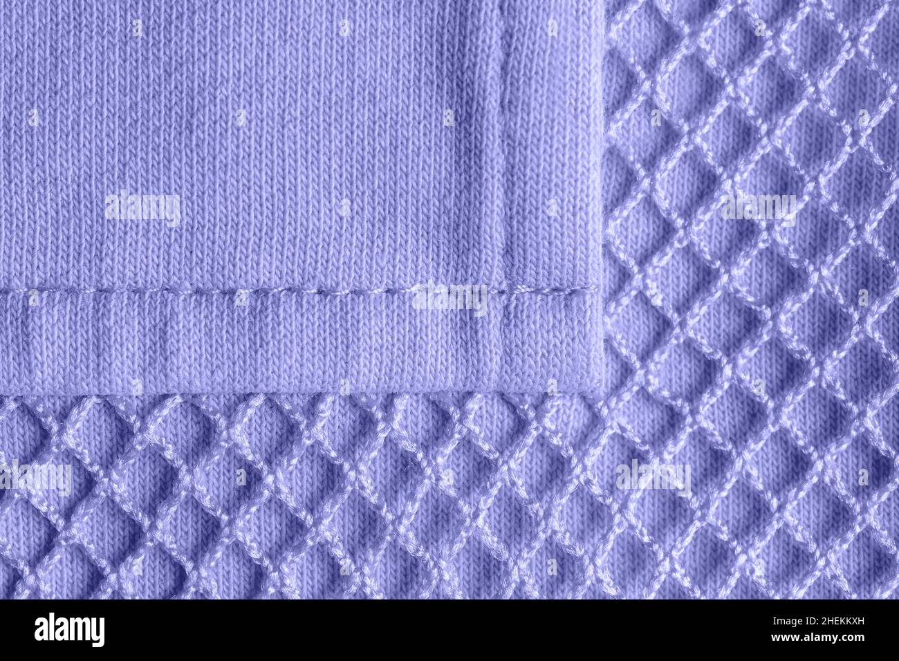 Bolsillo tipo parche sobre una camiseta algodón de malla violeta. Textura tejido de punto para ropa deportiva moderna. Ropa informal en color moda 2022 muy peri Fotografía de