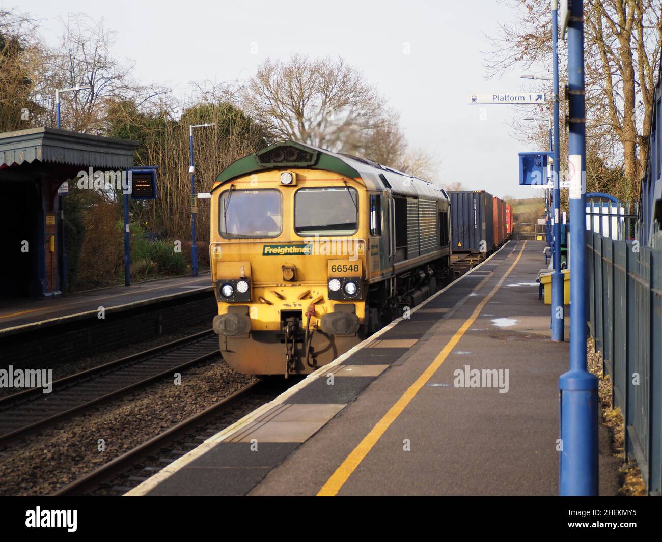 Freightliner Clase 66 Locomotive 66548 en la estación de tren Kings Sutton, Northamptonshire Foto de stock