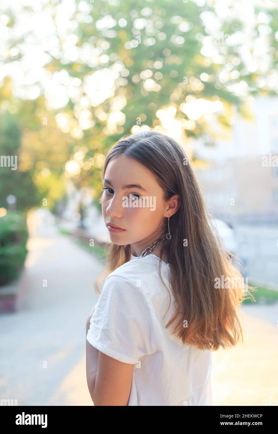 Retrato de niña adolescente está soñando y divertirse al aire libre en la noche de verano Foto de stock