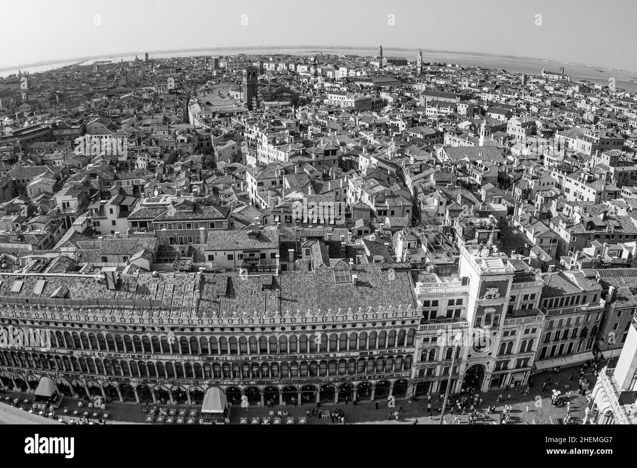 Con vistas a la hermosa ciudad y a los antiguos palacios de venecia, con la laguna desde la torre Markus Foto de stock
