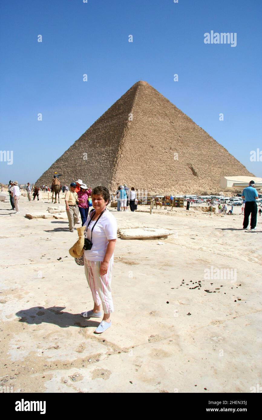 Turistas frente a una pirámide en Egipto Fotografía de stock - Alamy