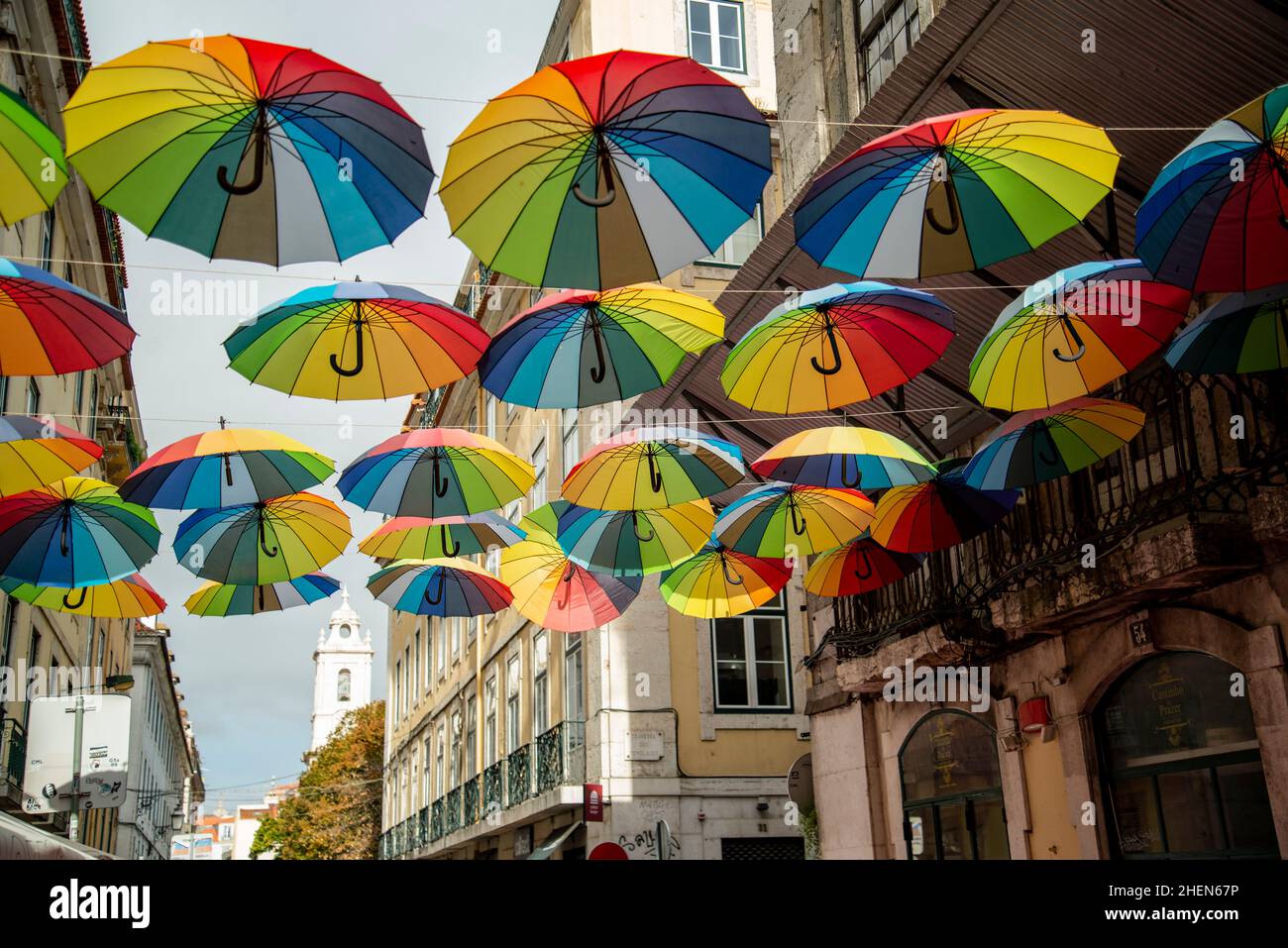 Paraguas arco iris en la calle Party de Nova do Carvalho en Baixa en la  ciudad de Lisboa en Portugal. Portugal, Lisboa, octubre de 2021 Fotografía  de stock - Alamy