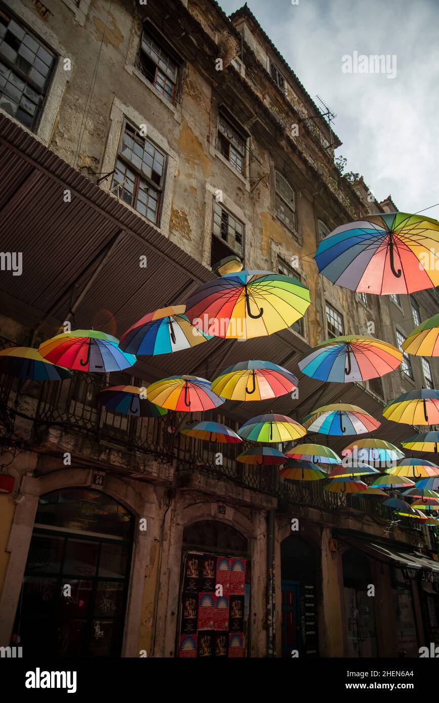 Paraguas arco iris en la calle Party de Nova do Carvalho en Baixa en la  ciudad de Lisboa en Portugal. Portugal, Lisboa, octubre de 2021 Fotografía  de stock - Alamy