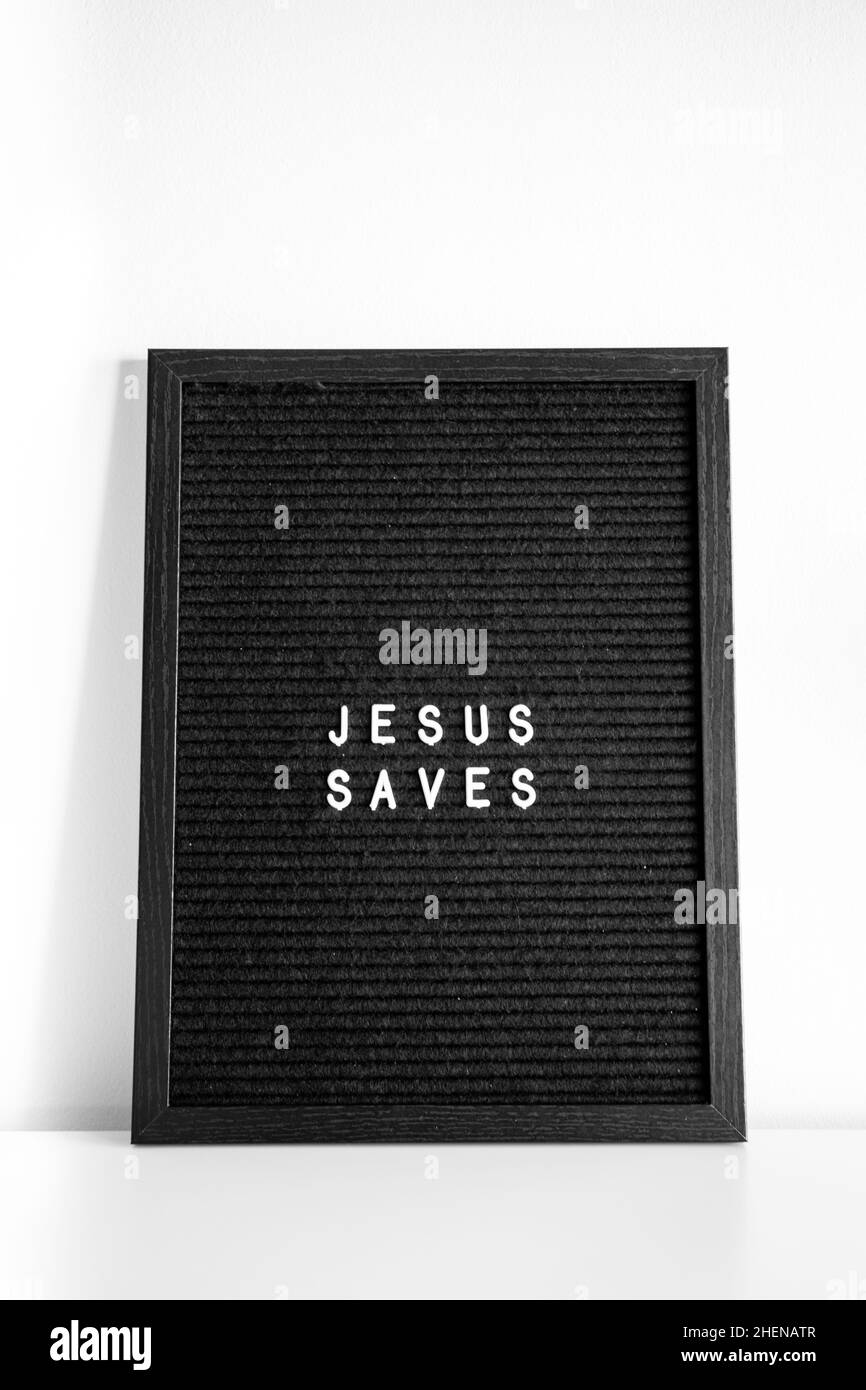 Jesús salva el estímulo inspirador cita letra negra pizarra letras blancas fondo blanco Foto de stock