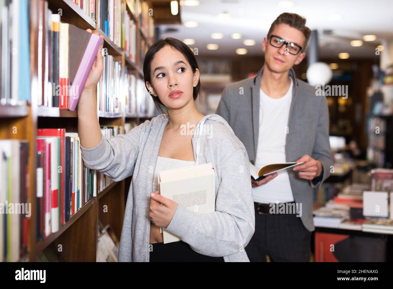 las mujeres que escogían los libros atrajeron la atención del individuo Foto de stock