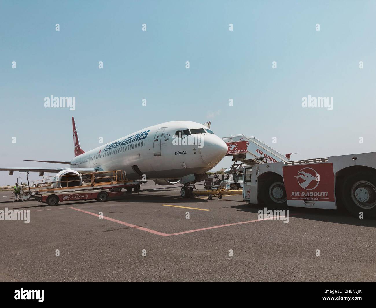 Yibuti, Yibuti - 21 de mayo de 2021: Turkish Airlines avión y poner equipaje  en el avión en Yibuti Ambouli Aeropuerto Internacional. Tiro editorial i  Fotografía de stock - Alamy