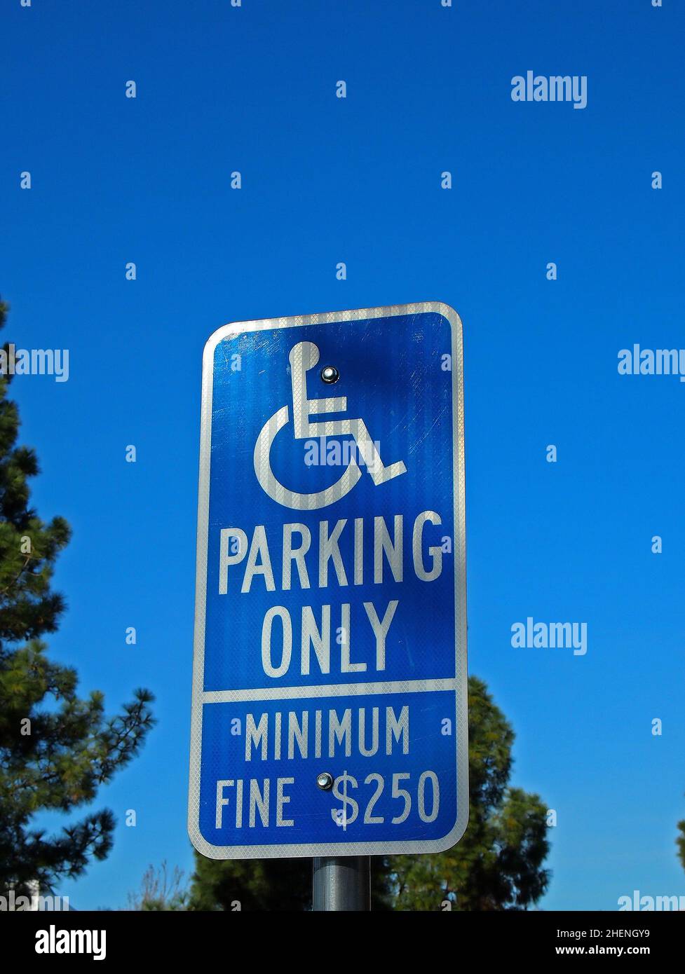 Sólo estacionamiento para discapacitados, mínimo multa de $250, señal en Pleasanton, California Foto de stock