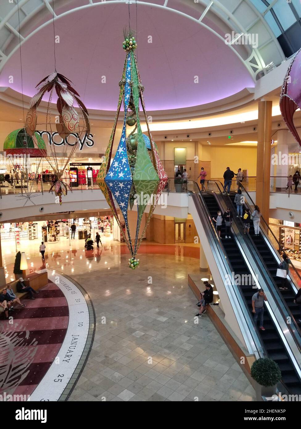 Orlando, Florida, EE.UU. - 11 de noviembre de 2021 - El interior del centro comercial en Millenia Foto de stock