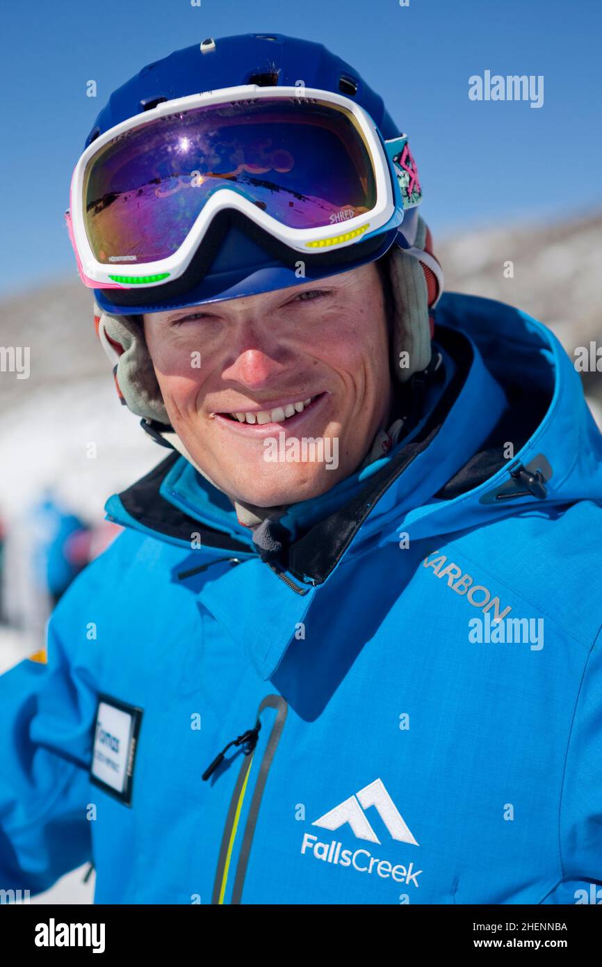 Retrato de un instructor de esquí en Falls Creek Ski Resort. Foto de stock