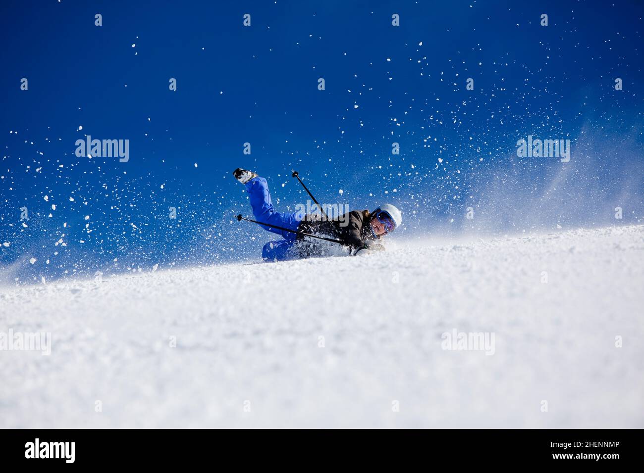 Un esquiador alpino choca duro, expulsando ambos esquís, en la pista de esquí alpino 'The Big Dipper' en la estación de esquí de Falls Creek. Foto de stock