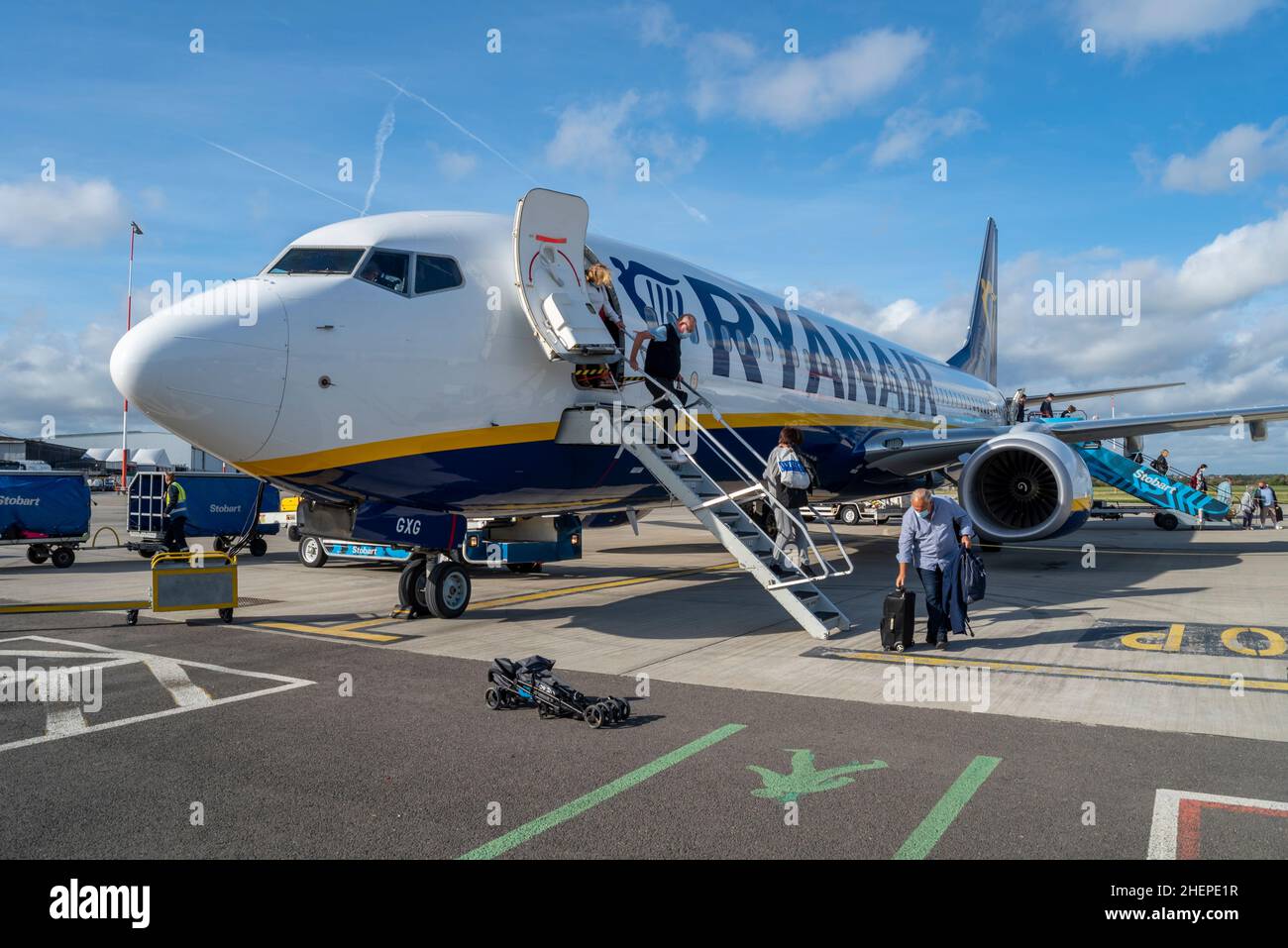 Ryanair Boeing 737 avión de avión en el stand del aeropuerto Southend de  Londres, Essex, habiendo llegado desde Alicante con pasajeros desembarcando  Fotografía de stock - Alamy