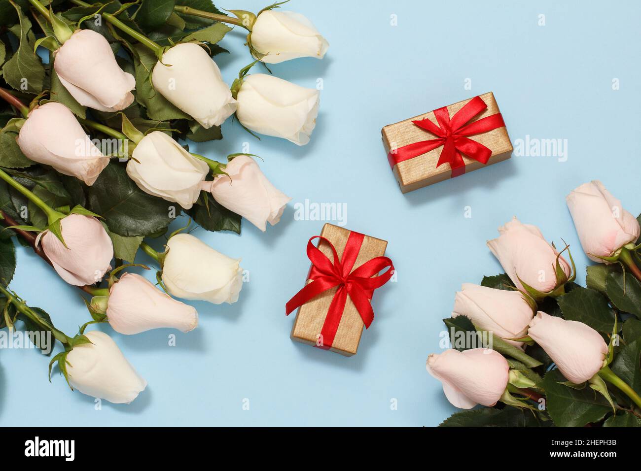 Cajas de regalo bonitas con rosa en la mesa, de cerca Fotografía de stock -  Alamy