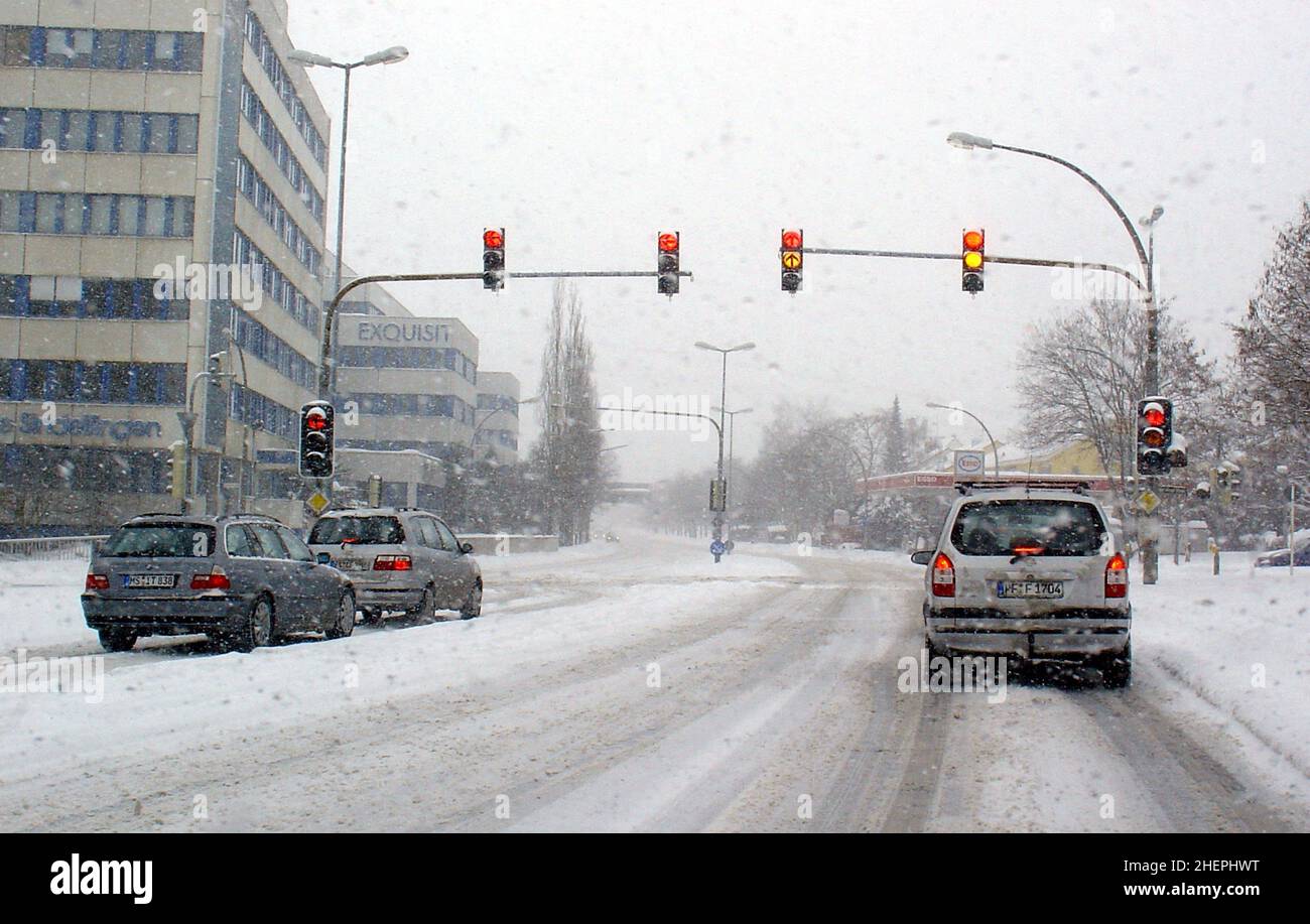 Cruce de carreteras nevadas en invierno, Alemania, Baden-Württemberg, Sindelfingen Foto de stock