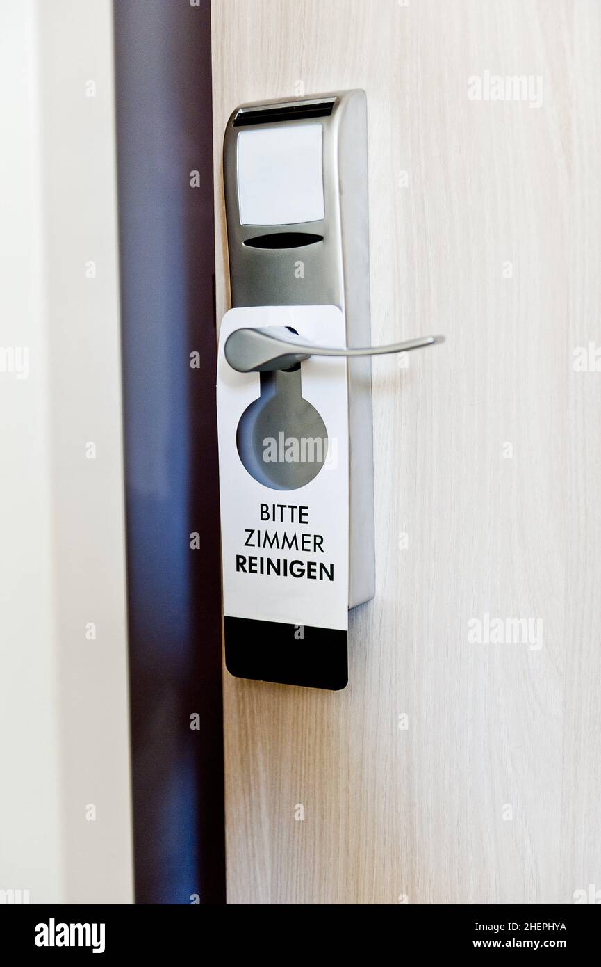 Signo Bitte Zimmer reinigen en la puerta de una habitación de hotel , Alemania Foto de stock