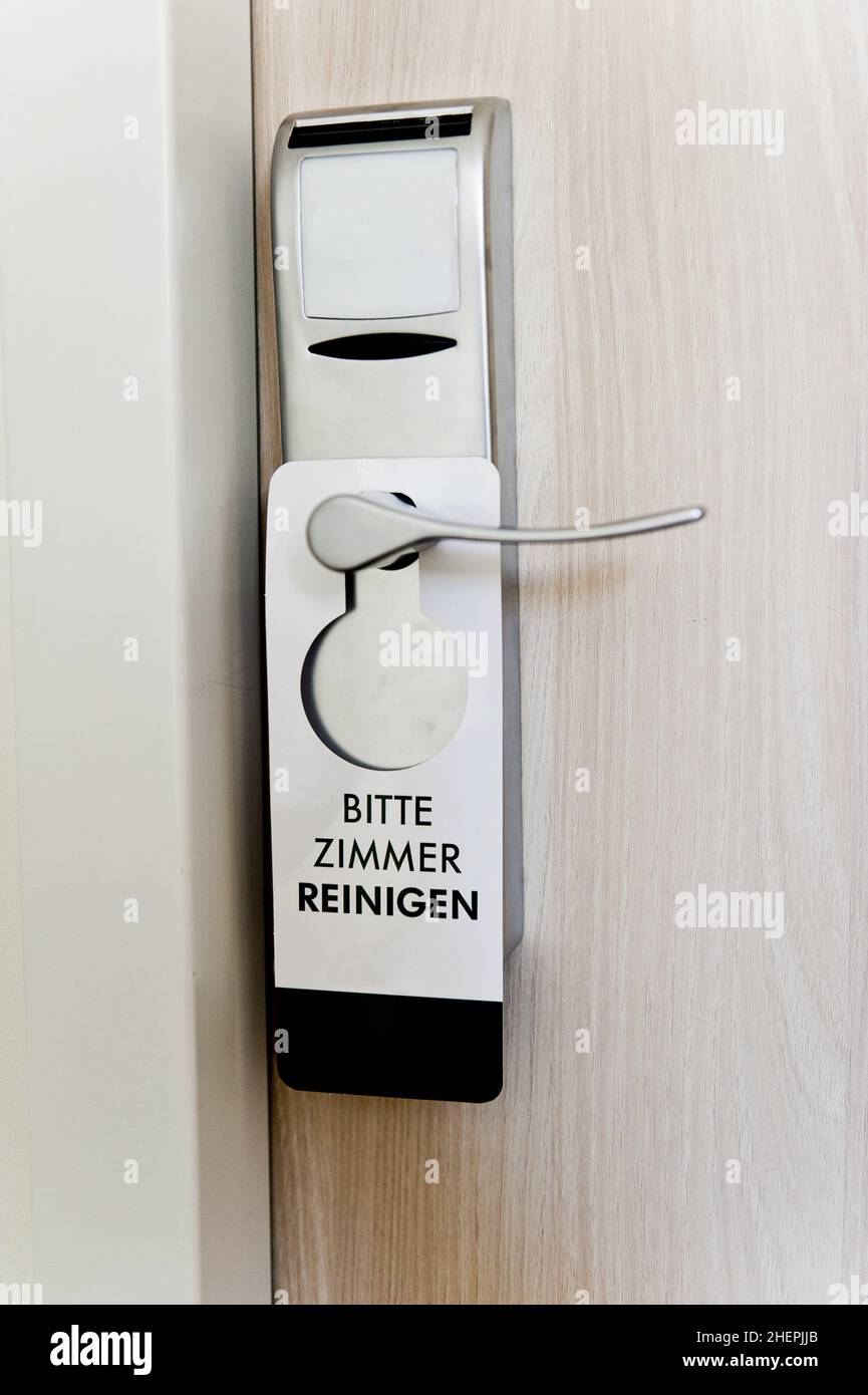 Signo Bitte Zimmer reinigen en la puerta de una habitación de hotel , Alemania Foto de stock
