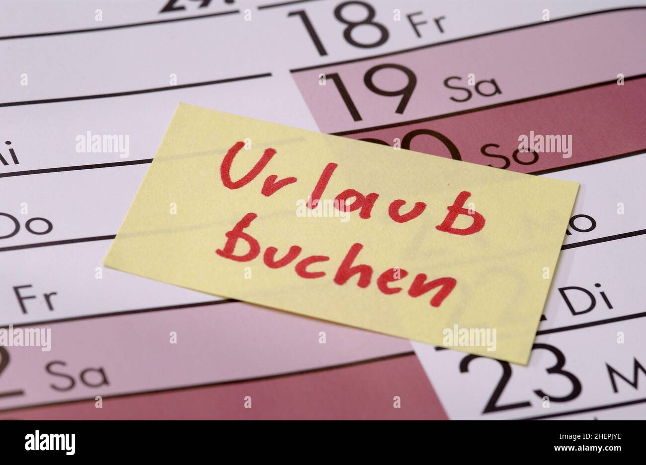 Nota adhesiva con libro de vacaciones, Urlaub buchen como una entrada en el calendario, Alemania Foto de stock