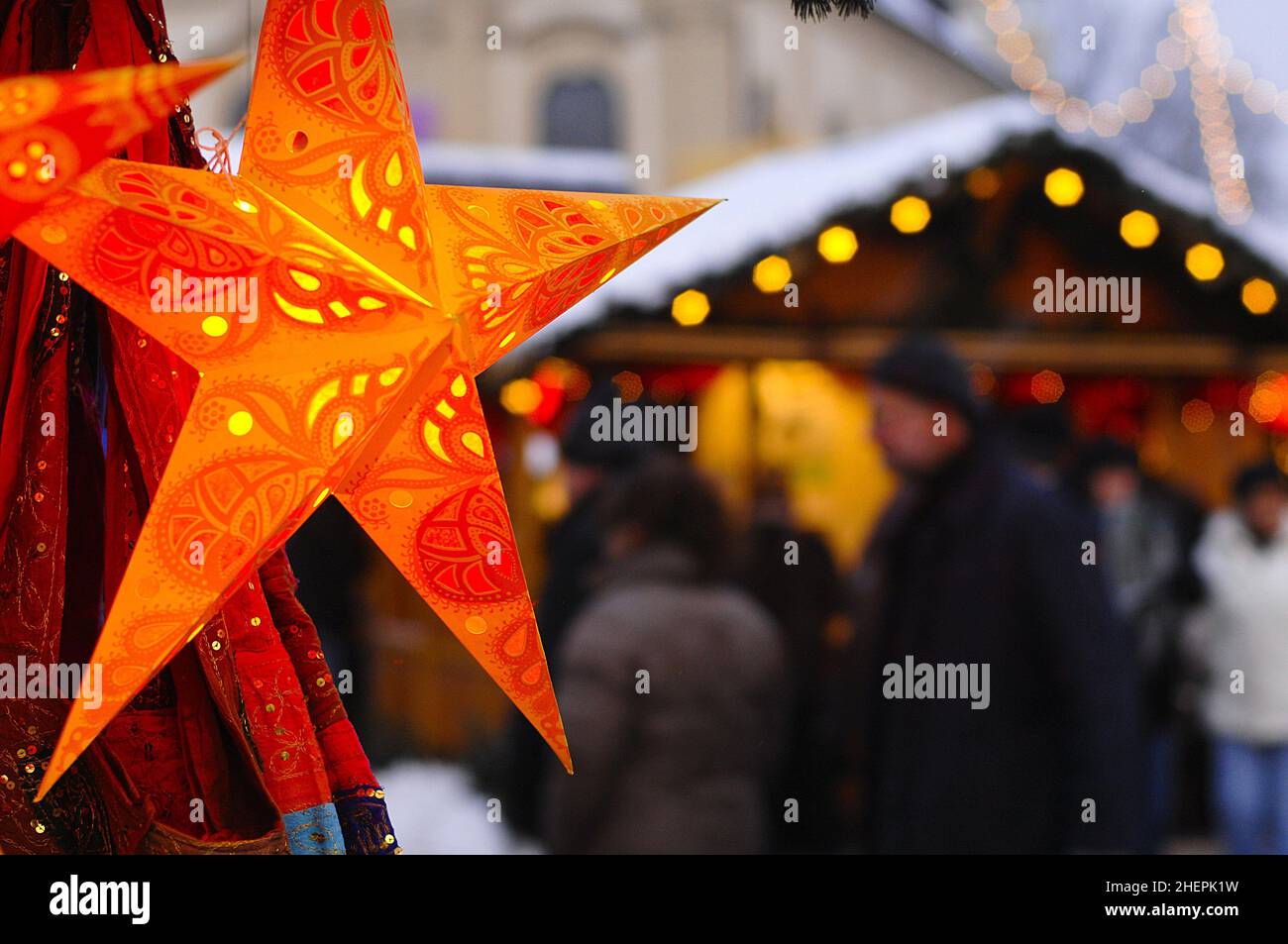 Estrella de Navidad iluminada en el mercado de Navidad, Alemania Foto de stock