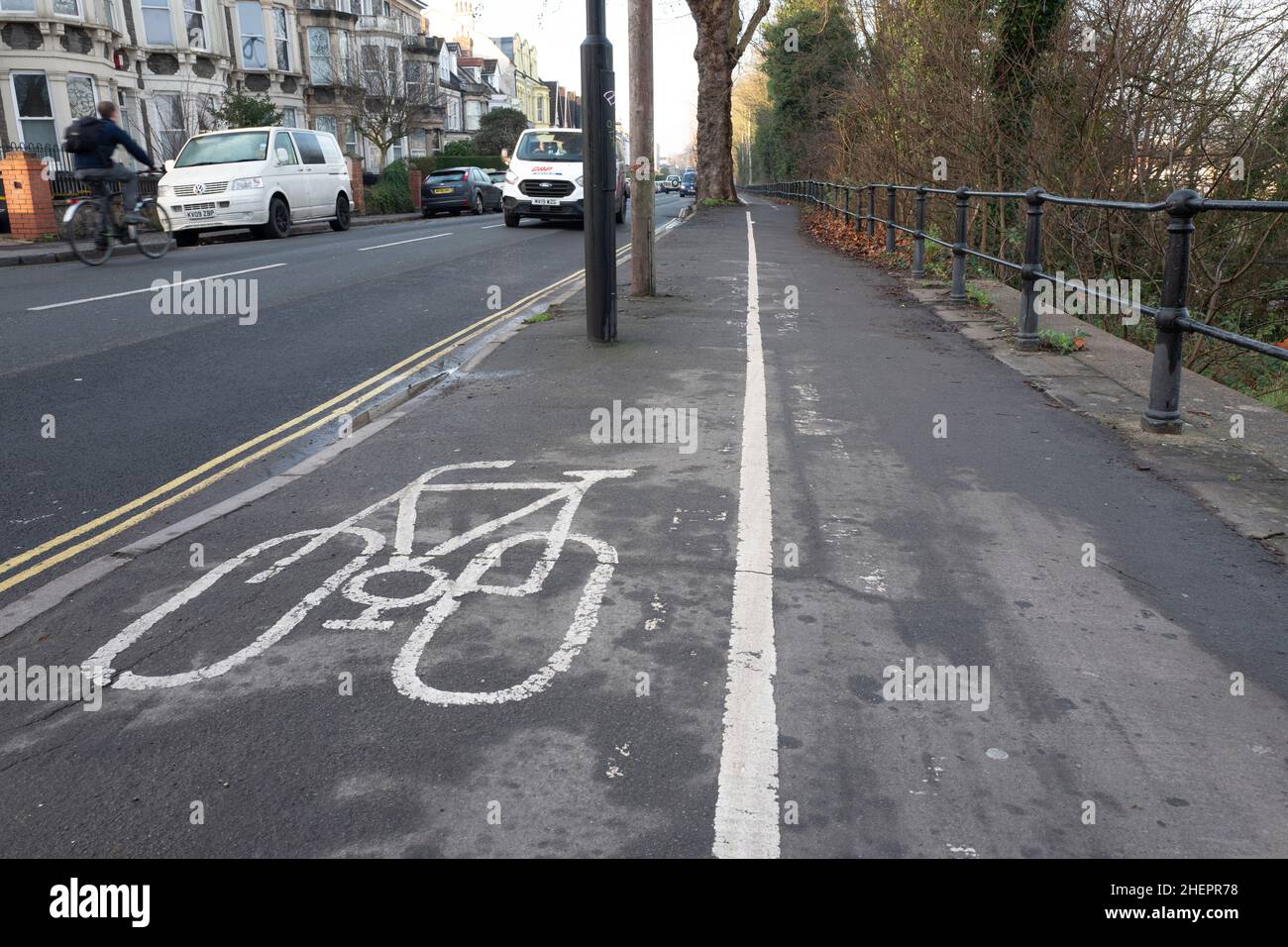Carril bici obstruido en Bristol, Reino Unido Foto de stock