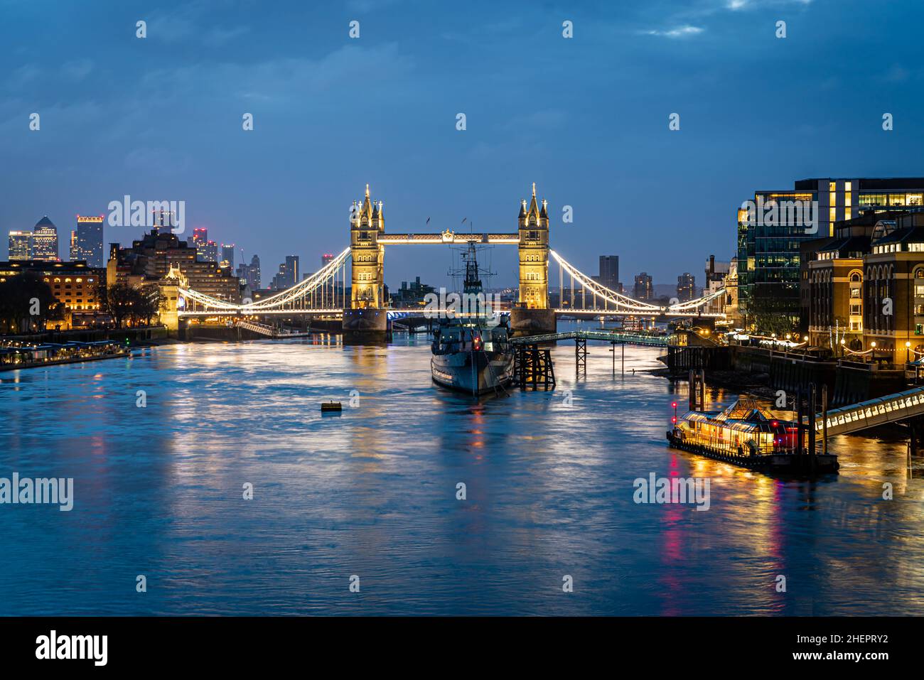 Tower Bridge en Londres durante la hora azul, Londres Foto de stock