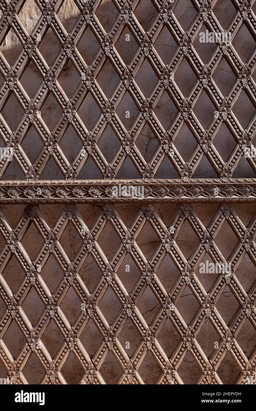 Puerta tallada ornamentada en la ciudad de Bhaktapur, Patrimonio de la Humanidad de la UNESCO, Nepal. Foto de stock