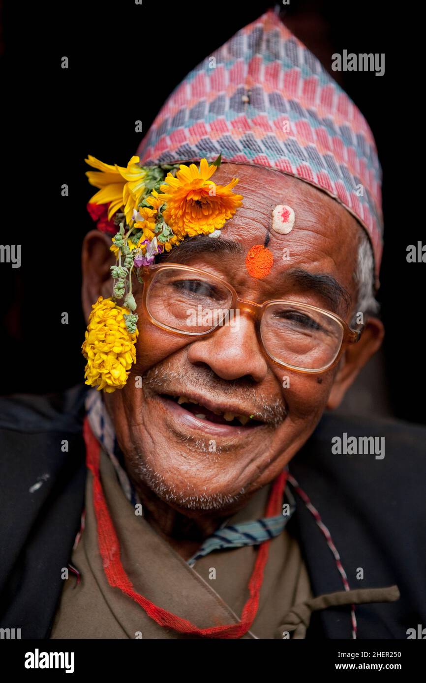 Una cara en la multitud durante el Año Nuevo Nepalés (Bisket Jatra) en la ciudad de Bhaktapur, declarada Patrimonio de la Humanidad por la UNESCO. Foto de stock