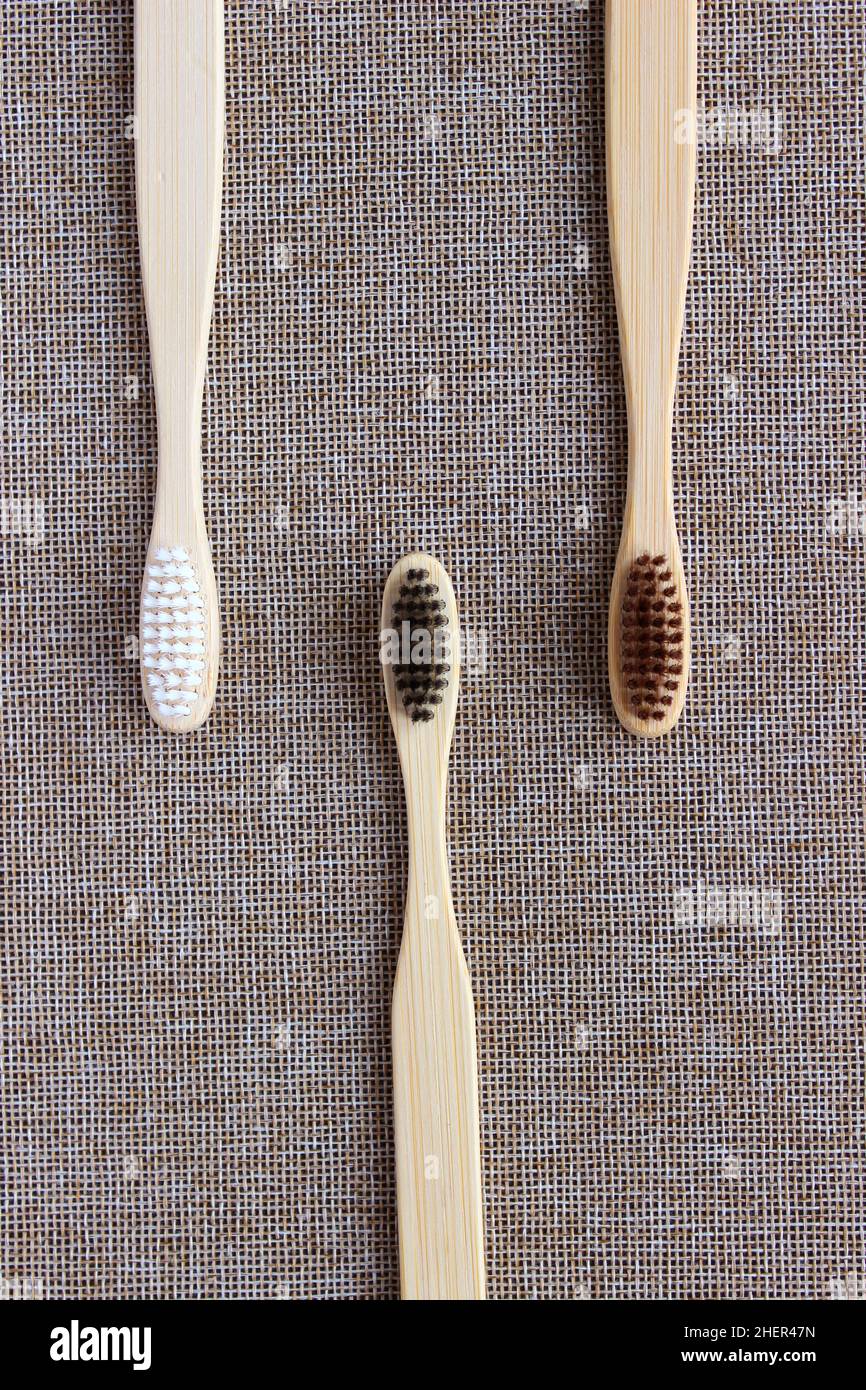 Cepillos de dientes de bambú ecológicos sobre fondo blanco. Concepto de productos de belleza natural y orgánico para el baño. Disposición plana, vista superior, espacio de copia Foto de stock