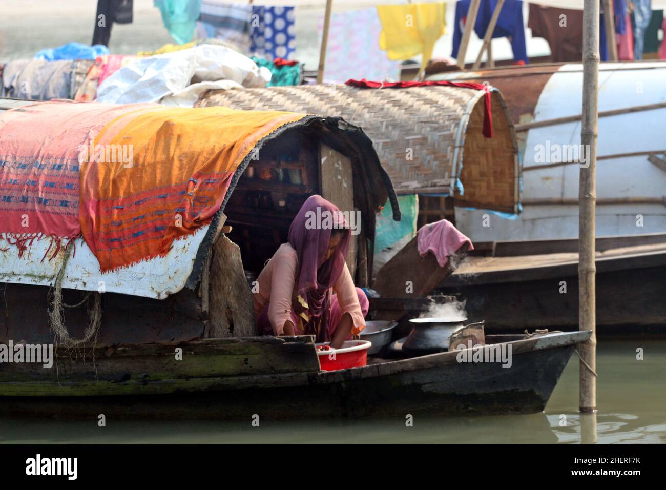 ENERO 01,2022,DHAKA,BANGLADESH Una familia gitana sentada en su casa