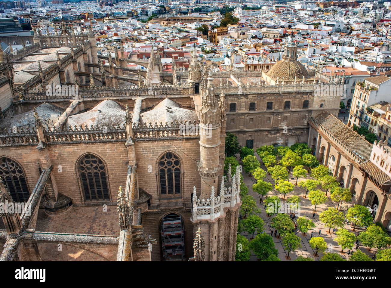 Vista aérea desde la cima de la Catedral de la Giralda de Santa María de la Sede, Catedral de Sevilla, Andalucía, España Foto de stock
