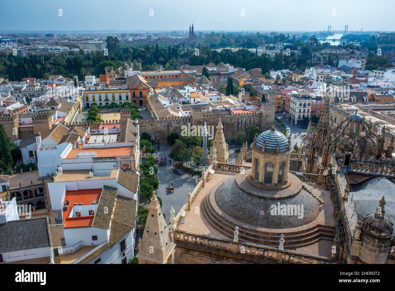 Vista aérea desde la cima de la Catedral de la Giralda de Santa María de la Sede, Catedral de Sevilla, Andalucía, España Foto de stock
