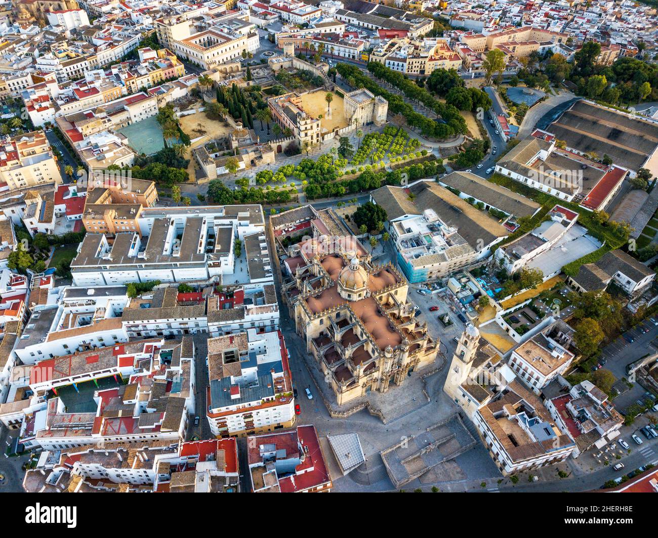 Vista aérea de los jardines del Alcázar y la catedral del santo salvador en Jerez de la Frontera, provincia de Cádiz, España. Foto de stock