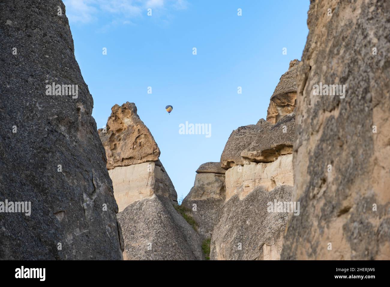Volar globos aerostáticos y chimeneas de hadas en el Valle de Pasabag o el Valle de Monks, Museo al aire libre Zelve, Capadocia, Turquía. Foto de stock