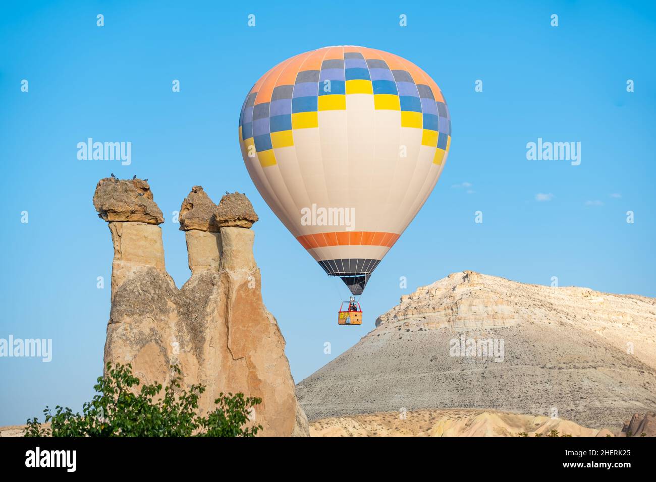 Volar globos aerostáticos y chimeneas de hadas en el Valle de Pasabag o el Valle de Monks, Museo al aire libre Zelve, Capadocia, Turquía. Foto de stock